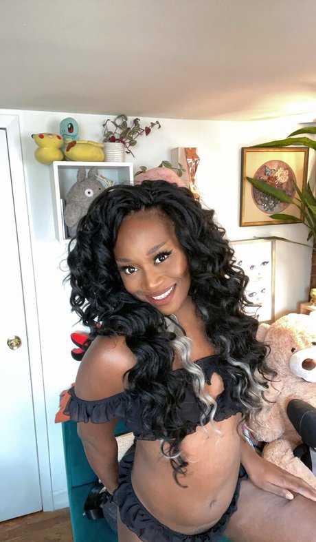 Vanniall star nudes image