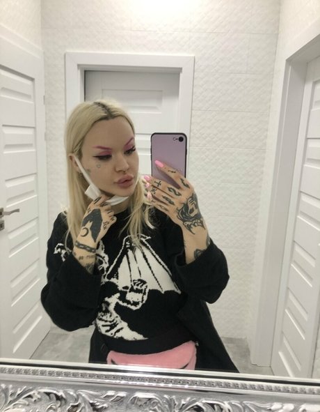 Nasty bimbo art star pic