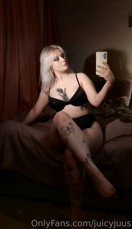 juicyjuus erotic model photo