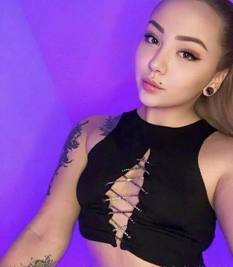 mini devil 666 sexy actress pic