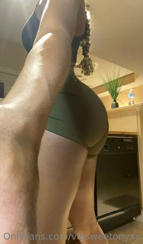 vipsweetonyxx erotic star image