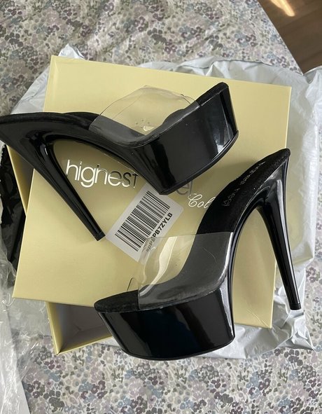 bootyhighheels erotic model photo