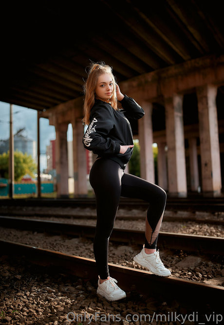 milkydi vip nude star image