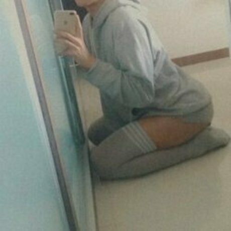 tiny onlyfans hot image