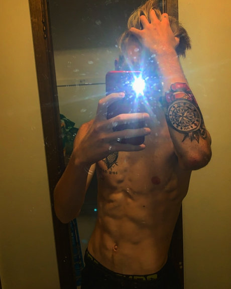 Xuited erotic star picture