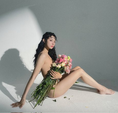 kimgapju naked model photo