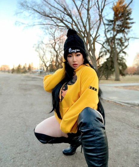 Lily Le model free image