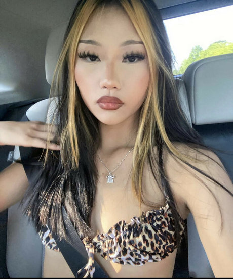 Foreign bich model erotic image