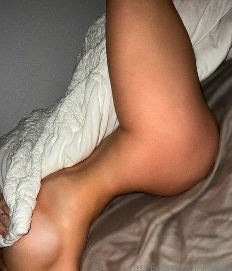 Justeviehall nude model image