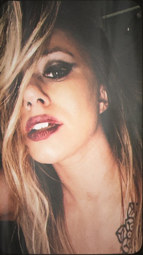 LUCYLUXx naked model pic