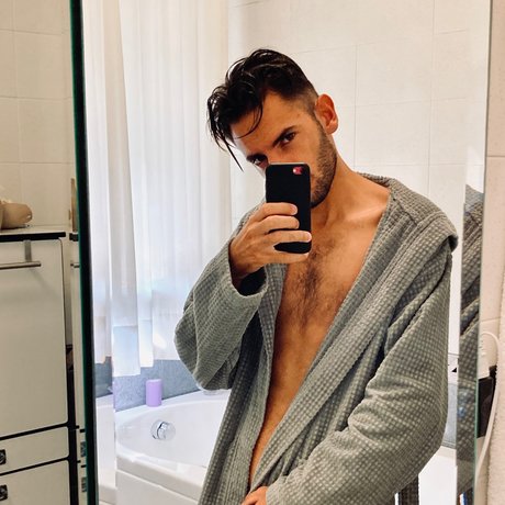 lorenzo nude model picture
