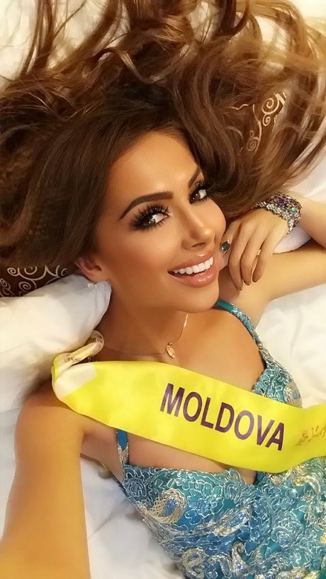 Mariana Susarenco naked model img