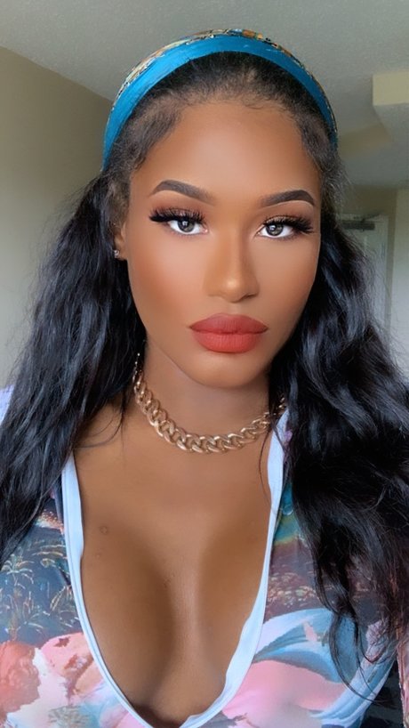 Tiffanylola star sexy pic