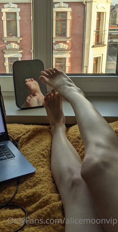 Alice Moon naked actress pics