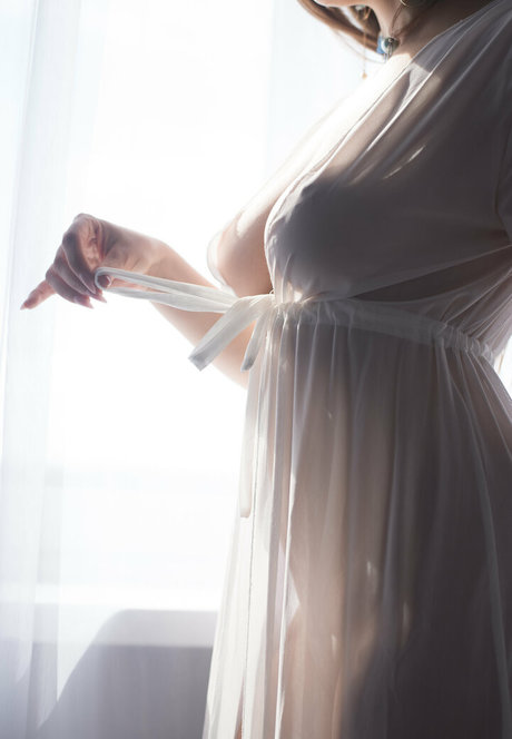 Elle Mira nice actress pics