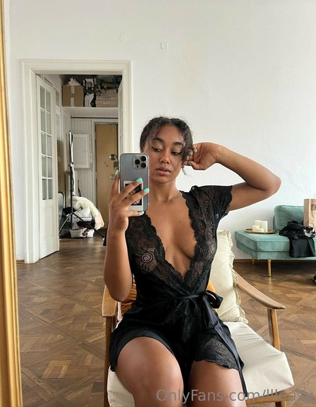 llleasy model erotic photos