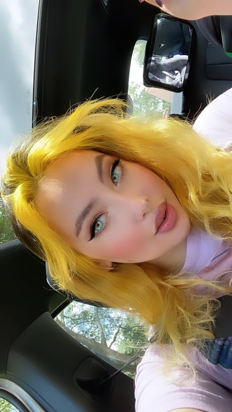 Woe Alexandra star top picture