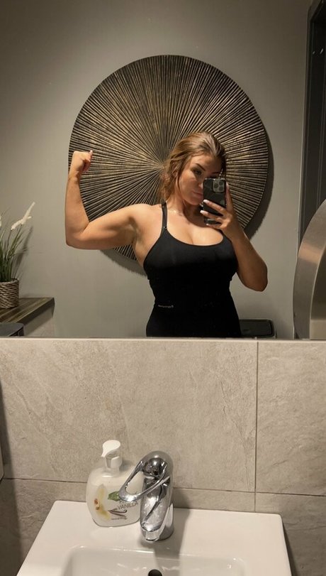 Scream Queen sexy model img