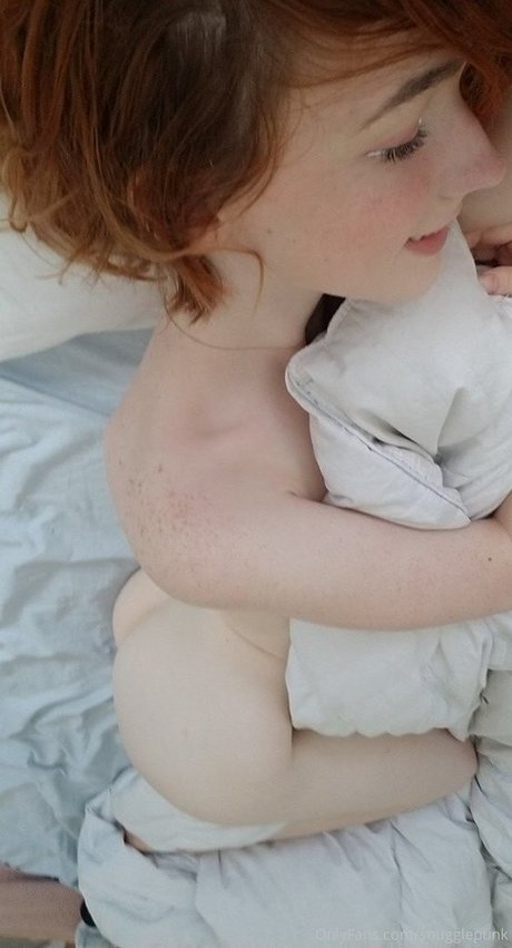 Snugglepunk model naked pic