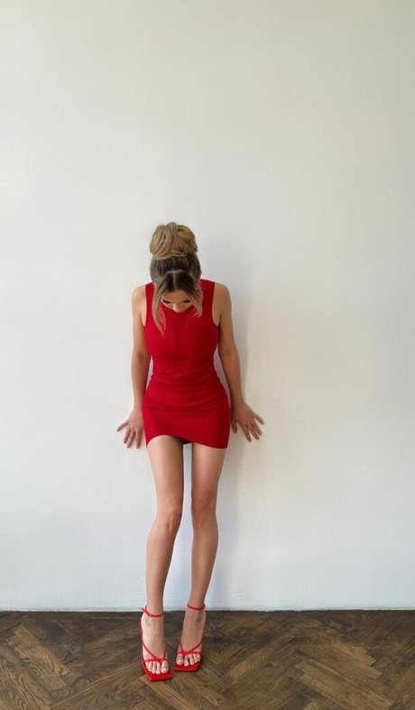 Valya Karnaval model nude picture