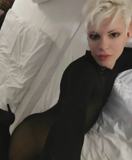 Blonditwink free model pic