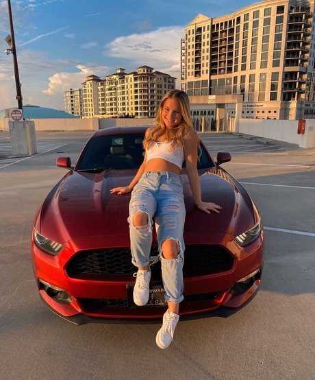 brunette petite onlyfans free naked image