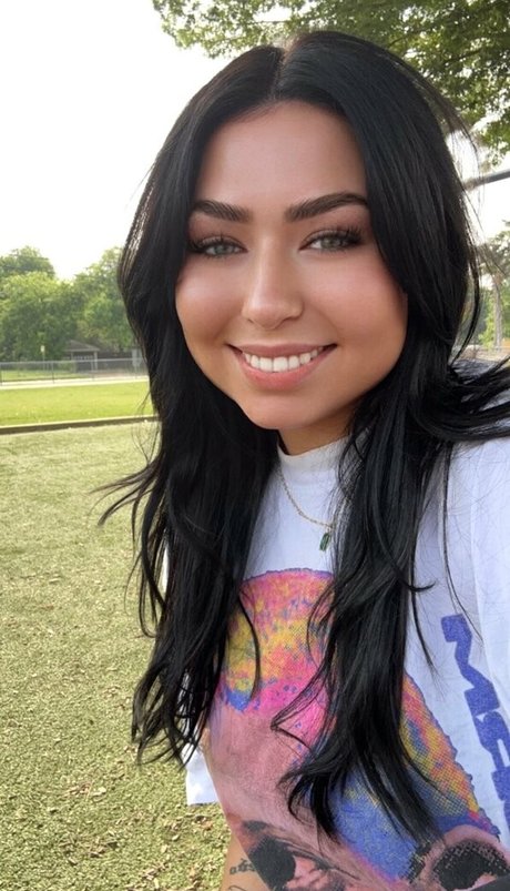 hungry4moore naked model images