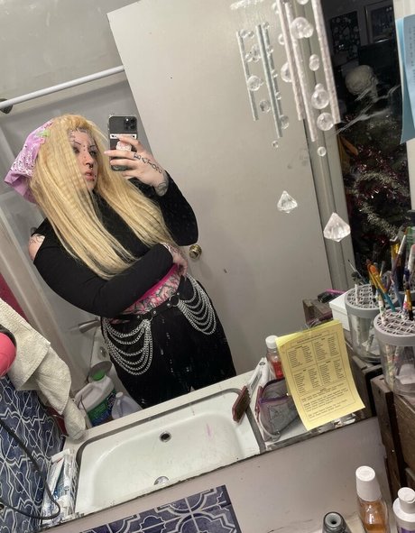 spookisideshow model pretty pictures