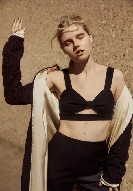 Ana Mulvoy Ten model hd photo