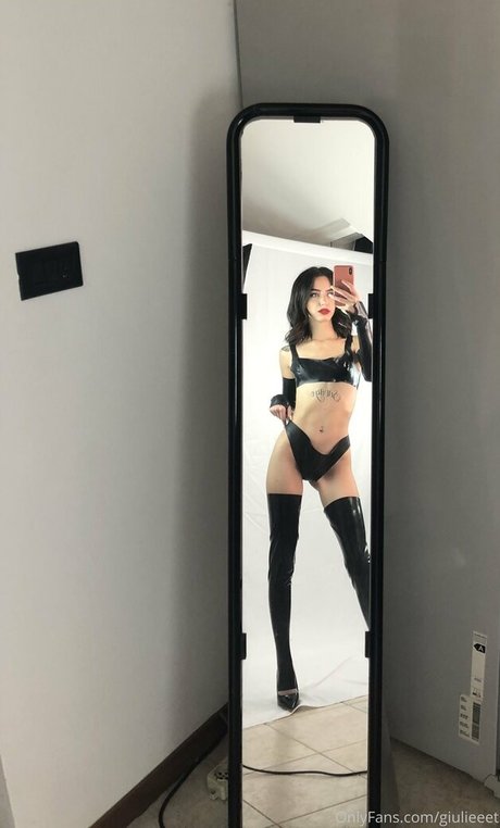 giulieeet star nude picture