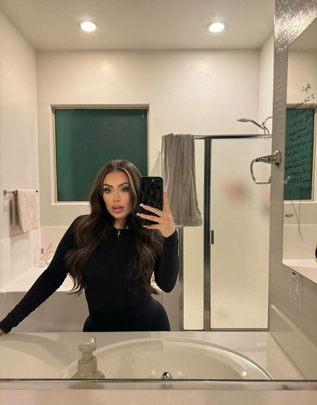 Rayleen Vega model sexy gallery