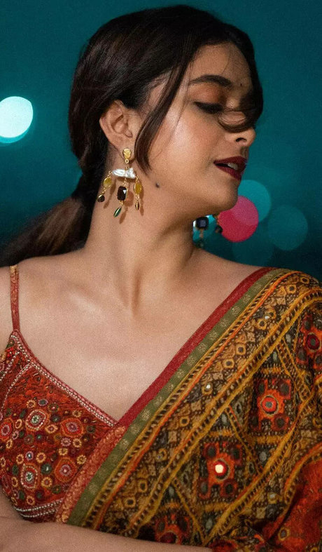 Keerthy Suresh sexy star image