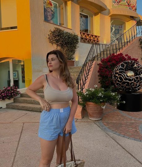 Carolina Neto model hot pic