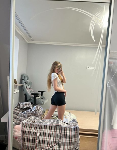 Yglichh hot star image