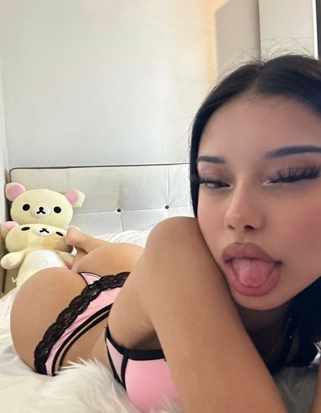 Naribnb model nude photos