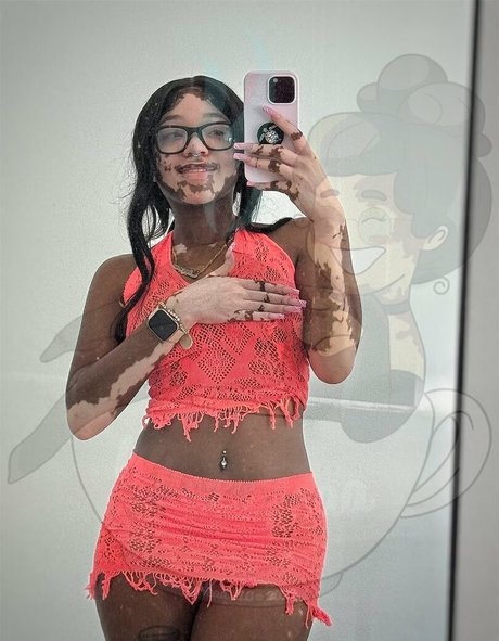Curiousiteaaa model top image