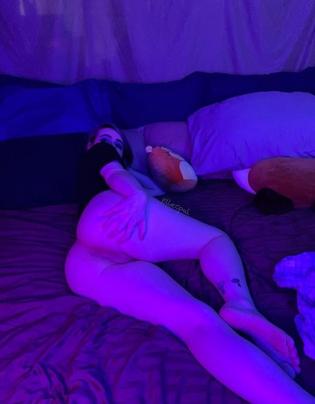 EllieOpal model photo