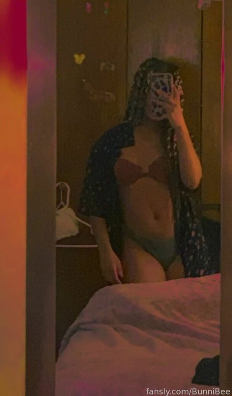 BunniBee hot star photo