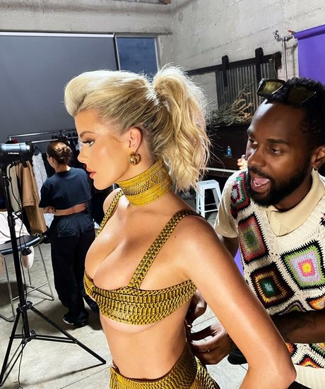 Mckenzie Hewson free model picture