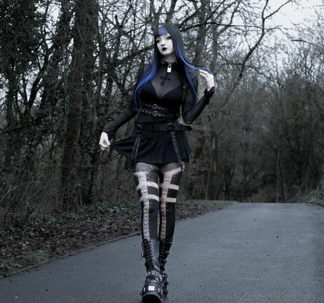 CreepyCassy pretty model photo