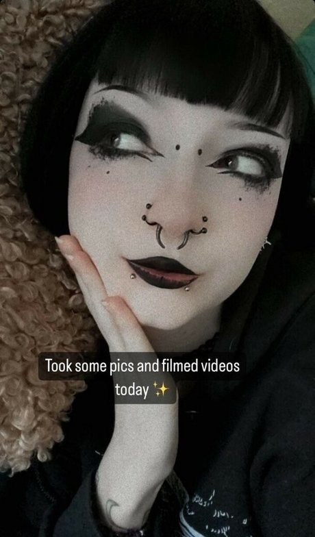 CreepyCassy art star images