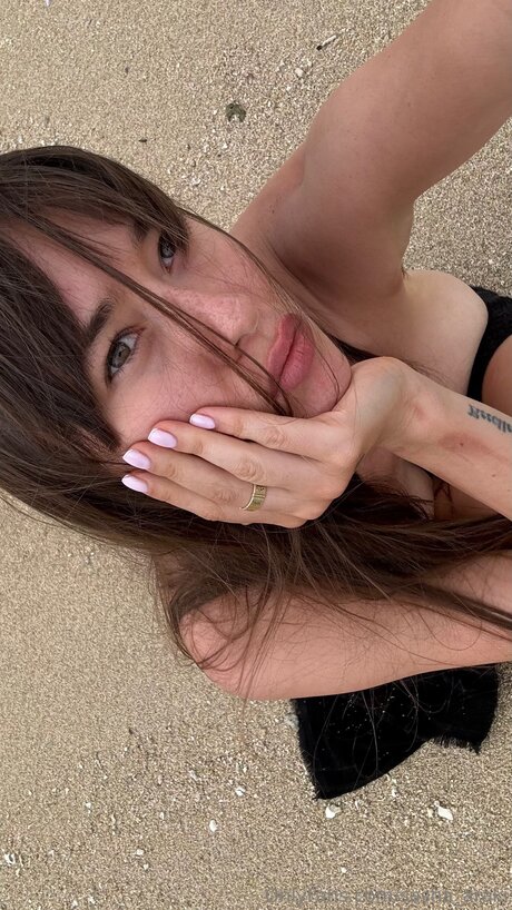 sasha araki hot actress img