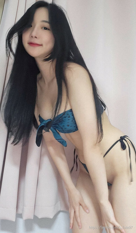 BJ Pyuri star nude photo