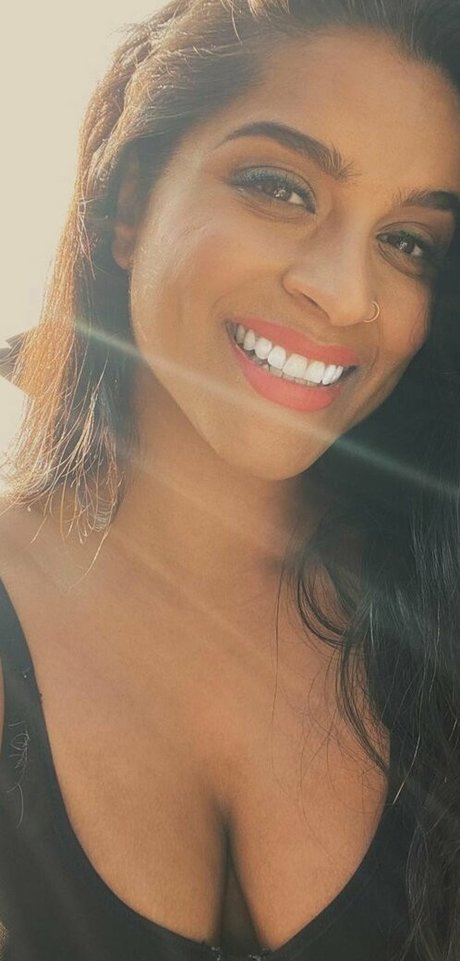 Lilly Singh star sexy image