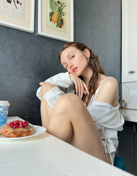 youngy lizzy model pornographic images