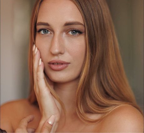 Luuna Red model perfect galleries