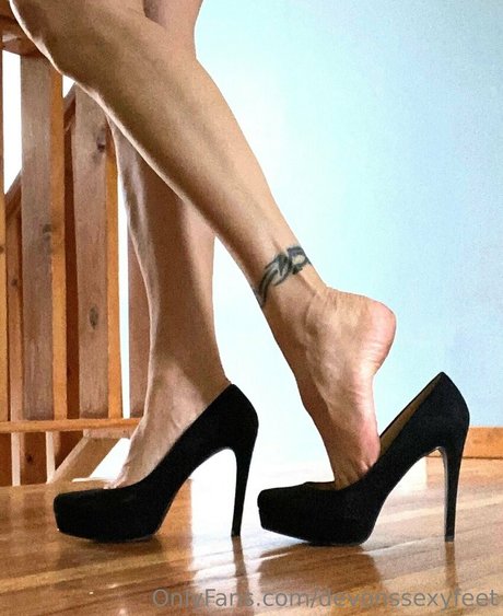 devonssexyfeet sexy model picture