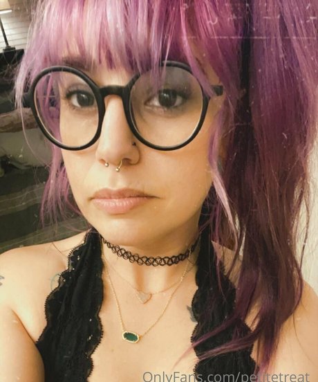 petitetreat_ sex model image