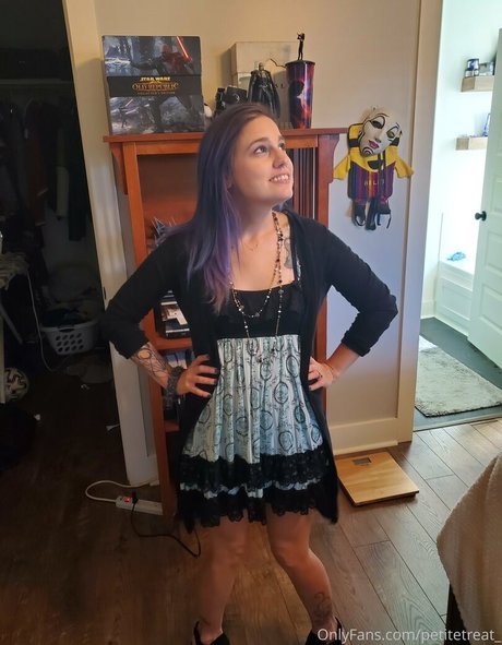 petitetreat_ naked actress gallery