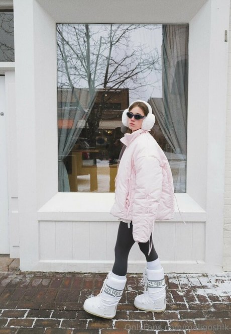 maligoshik model nude photos